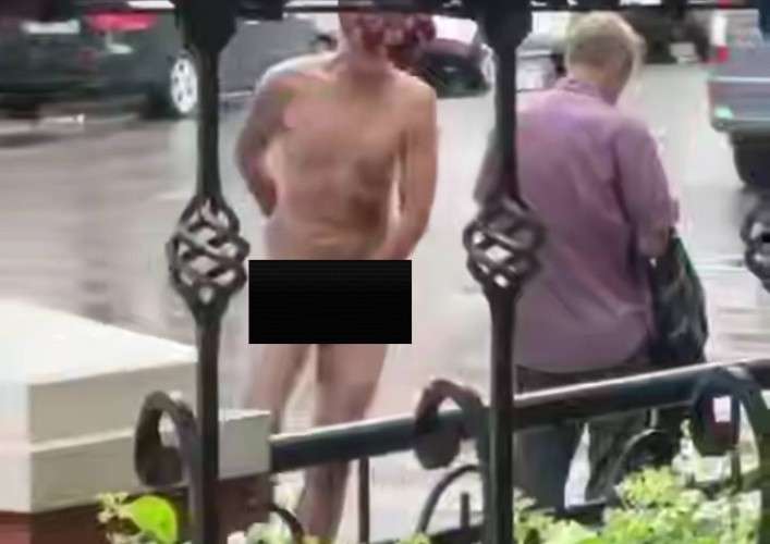 Голый мужчина на улице