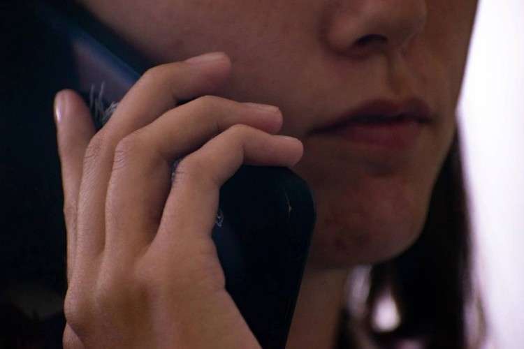 Женщина звонит по телефону