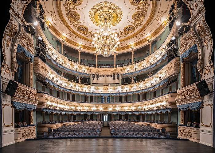 театр