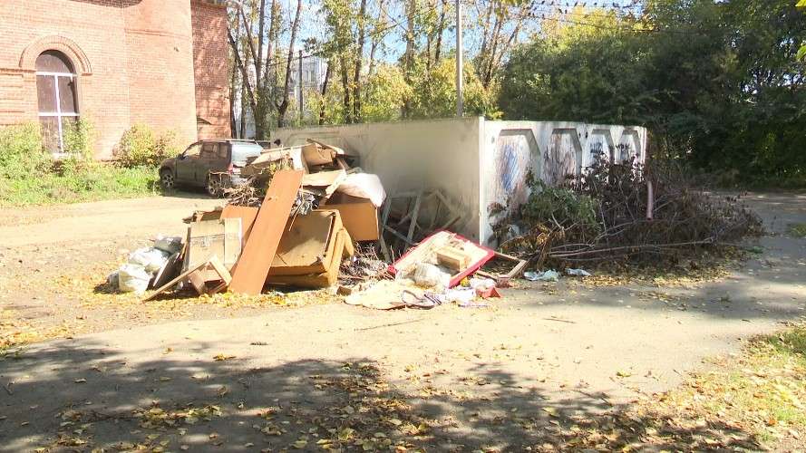 Свалка во дворе