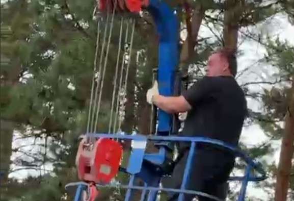 Мэр спасает кота