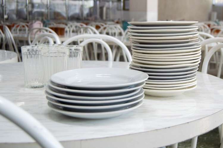 тарелки в столовой