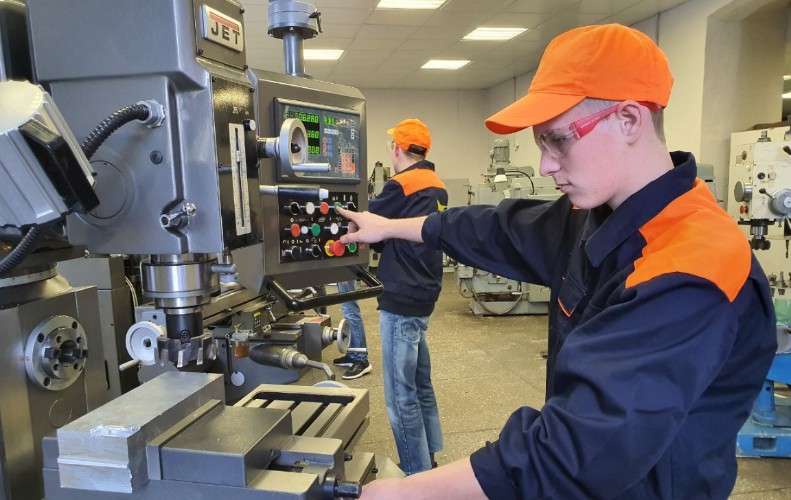 Студенты авиатехникума