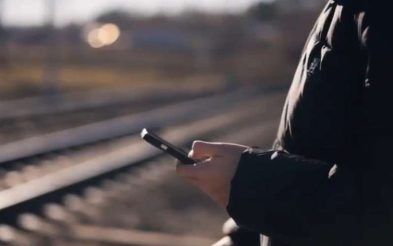 Человек у ЖД-путей