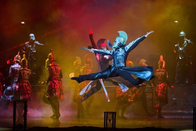 Сцена из спектакля