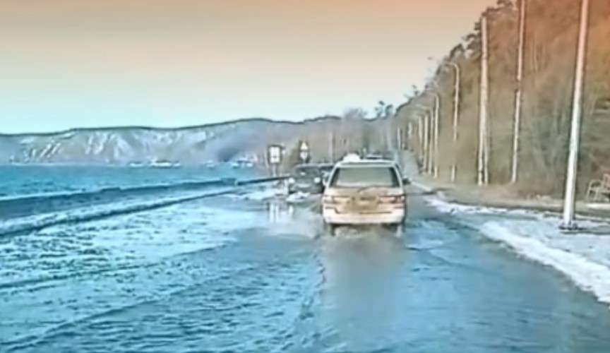 Вода на набережной