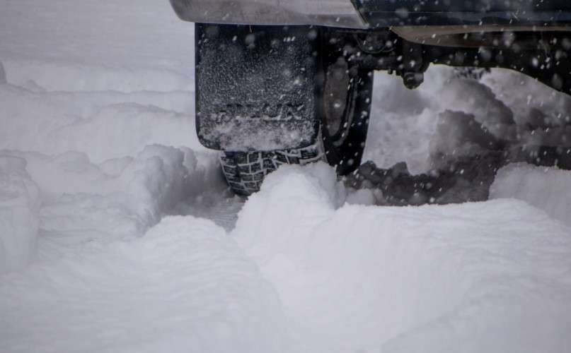 Снег на дороге