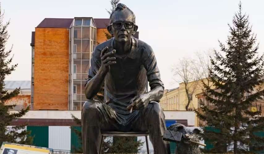 Памятник Гайдаю в Иркутске