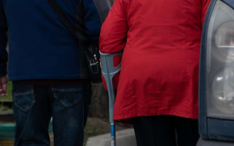 Человек с костылём