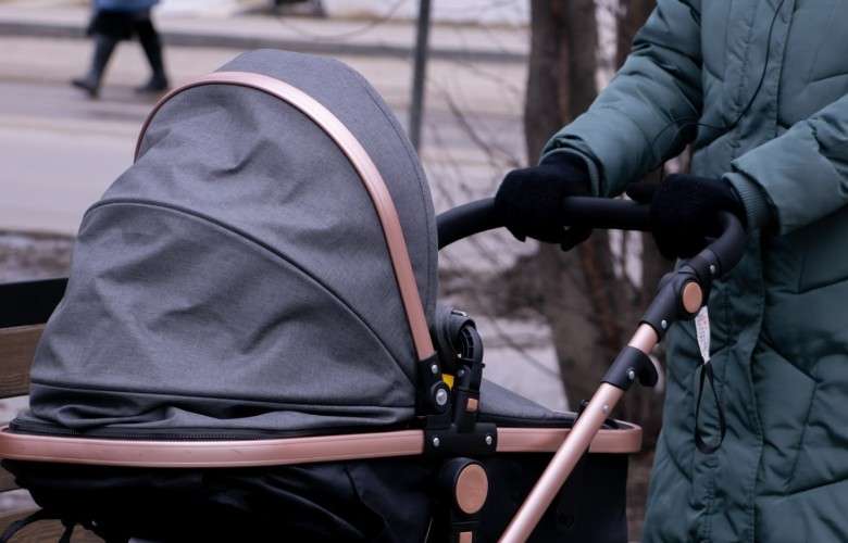 Женщина с коляской