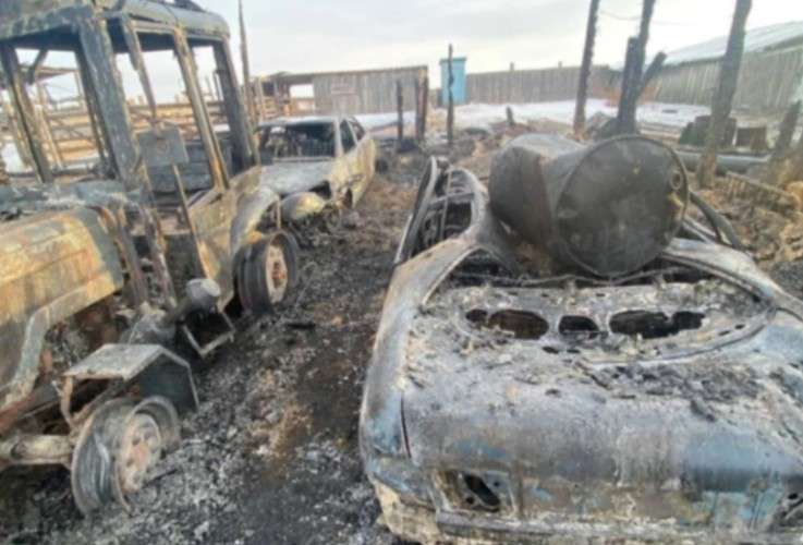 Две иномарки и трактор сгорели в гараже в Черемховском районе