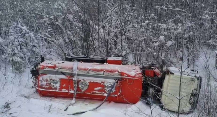 Перевёрнутый бензовоз