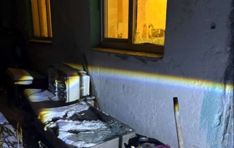 Место происшествия: разбитое окно и осколки стекла