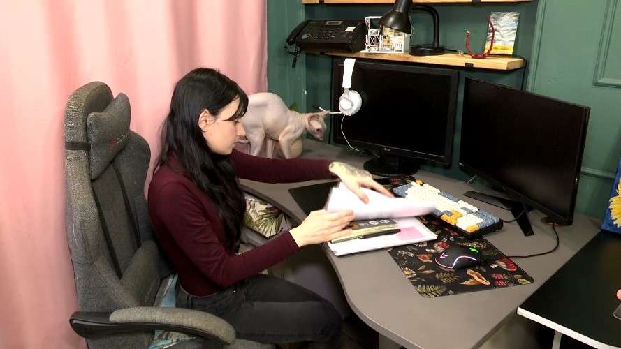 Девушка за компьютером