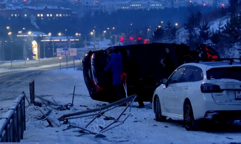 Жёсткое ДТП, пробившая забор "Тойота Камри" заняла диагональное положение