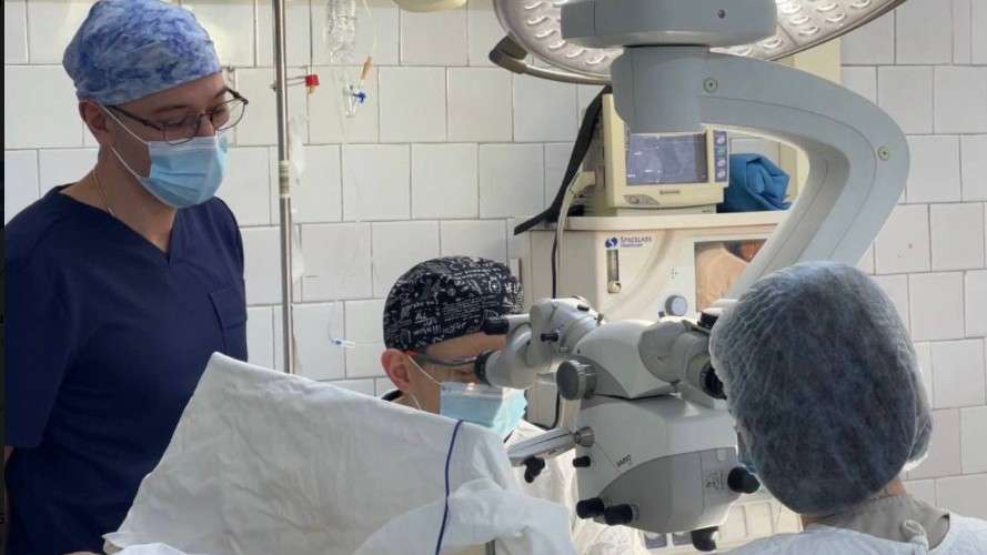 Хирурги во время операции