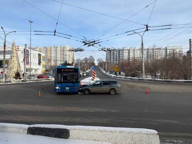 троллейбус столкнулся с иномаркой