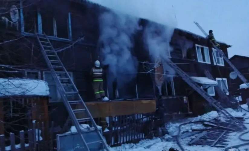 Тушение пожара в духэтажном многоквартирном доме