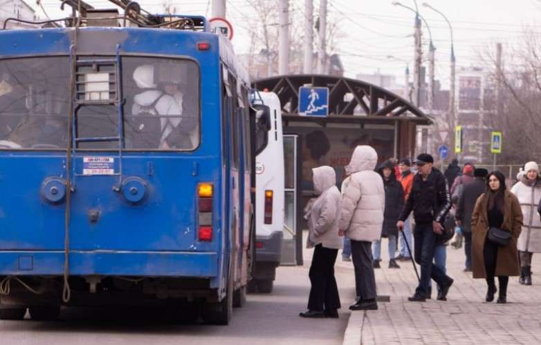 Синий троллейбус у остановки