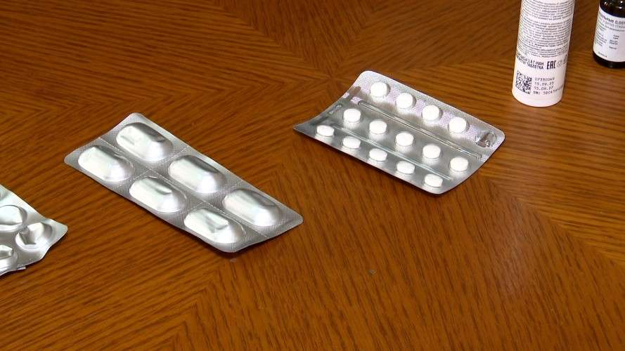 таблетки на столе