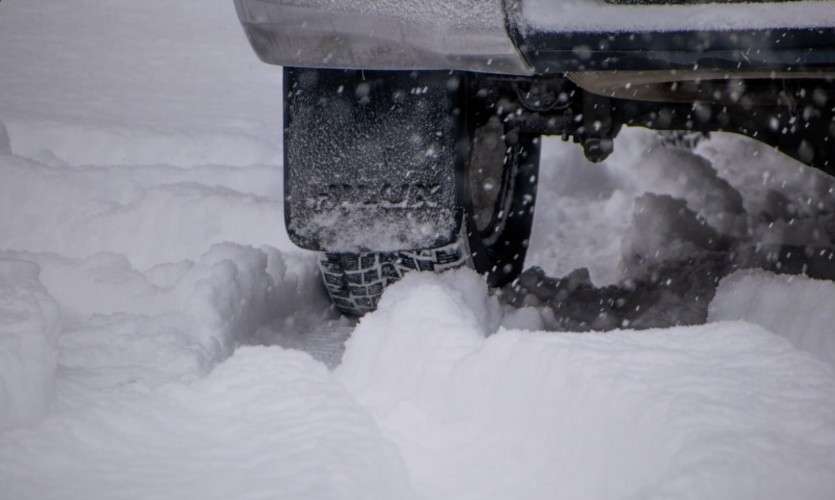 Колесо машины в снегу