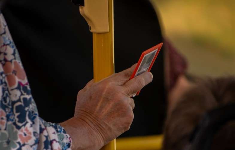 Проездной в руках в пассажирки