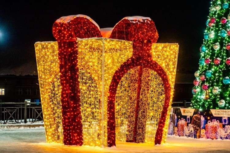 новогодняя декорация в виде подарочной коробки