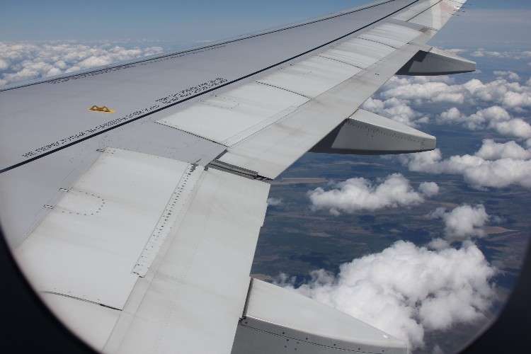 крыло самолёта, вид из иллюминатора