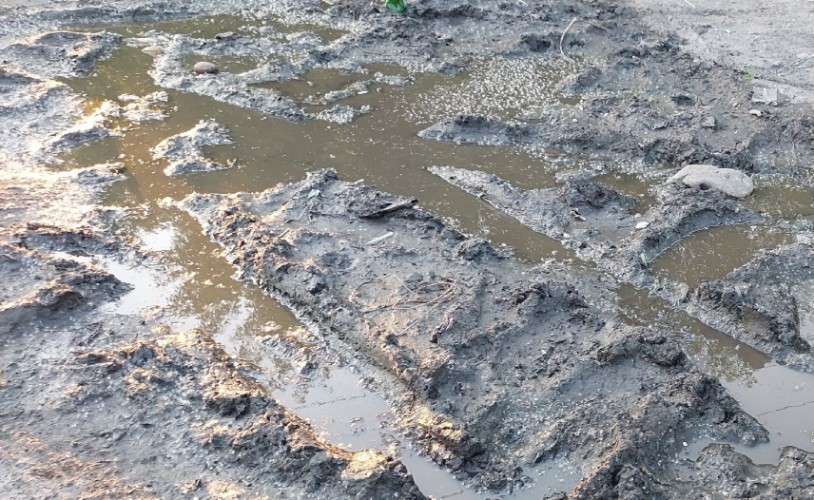 разбитая дорога, грязь и лужи