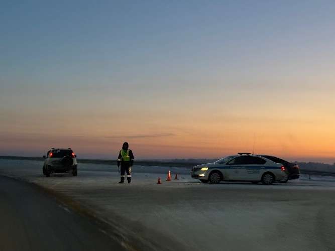 мобильный пост ДТП, инспектор в форме с жезлом, автомобили