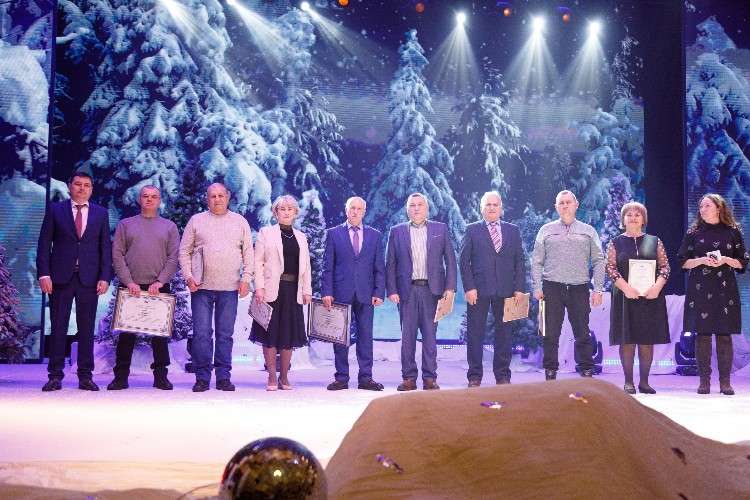 люди на сцене