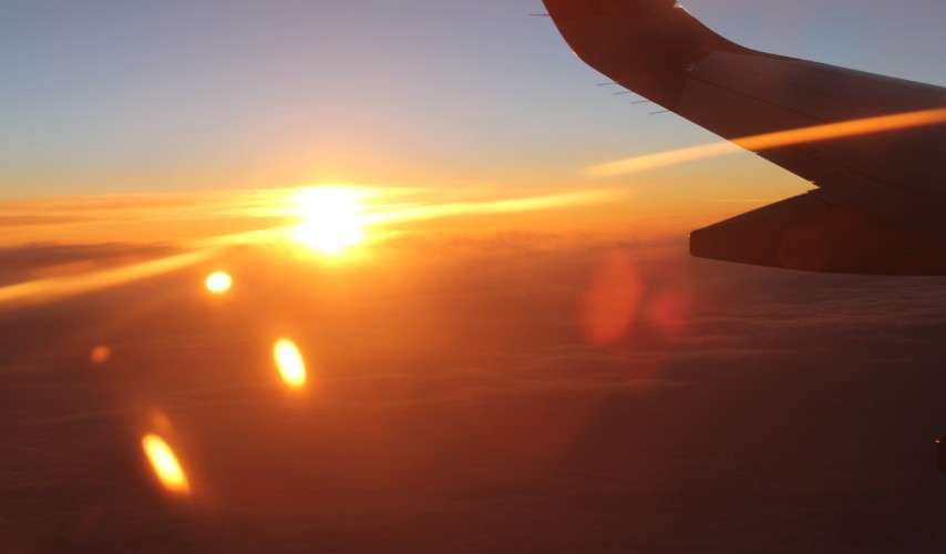 Самолёт в небе во время восхода солнца