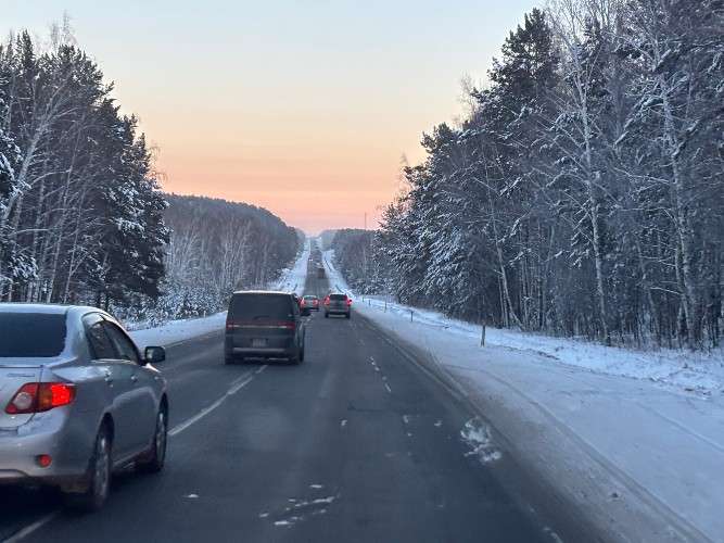 зимняя дорога с автомобилями