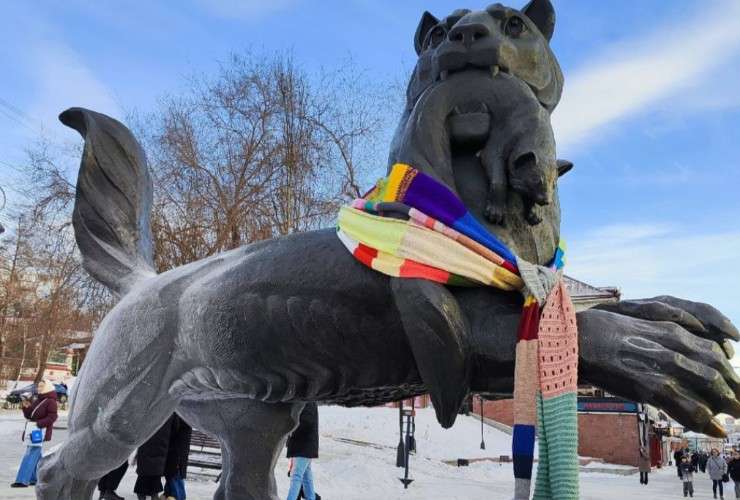 Скульптура Бабра в новом шарфе