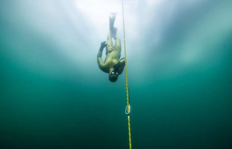 Фридайвер на Байкале