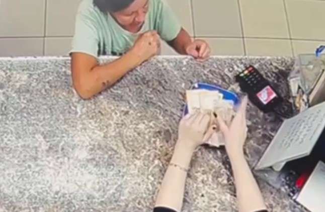 подозреваемая получает сдачу наличными