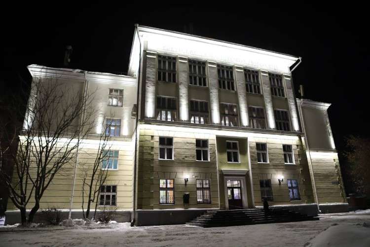 историческое здание с обновлённой вечерней подсветкой