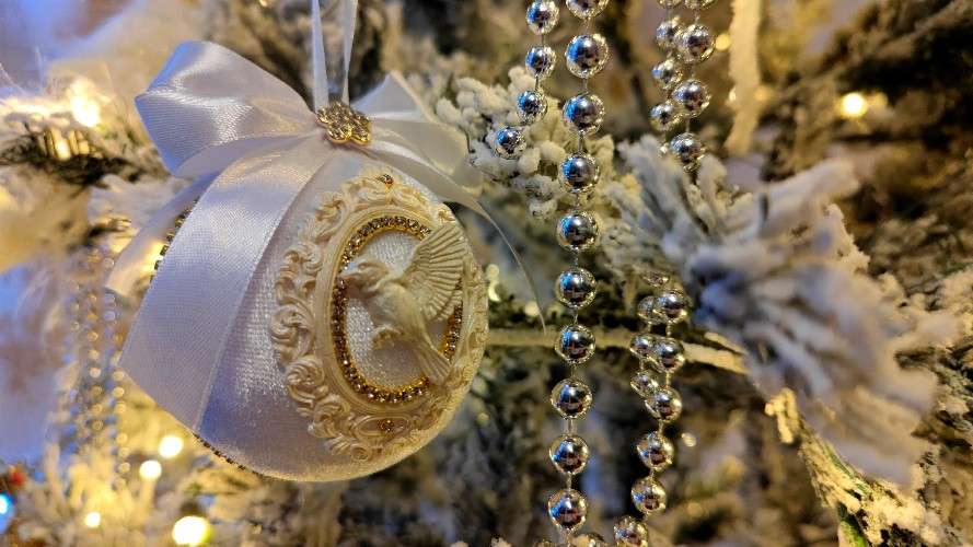 ёлочные игрушки на ветках ёлки