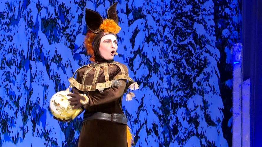 представление на сцене