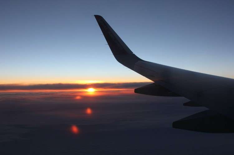 Самолёт на фоне заката