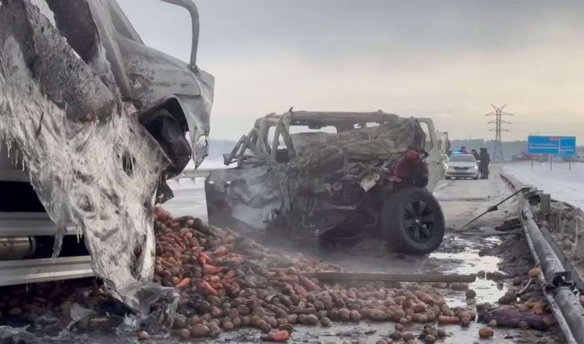 дтп с участием грузовика и внедорожника, повреждённый транспорт