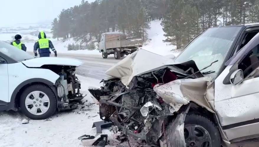 место дтп, два разбитых легковых автомобиля