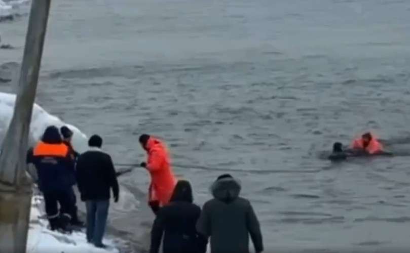 Спасатели вытаскивают аквалангиста на берег