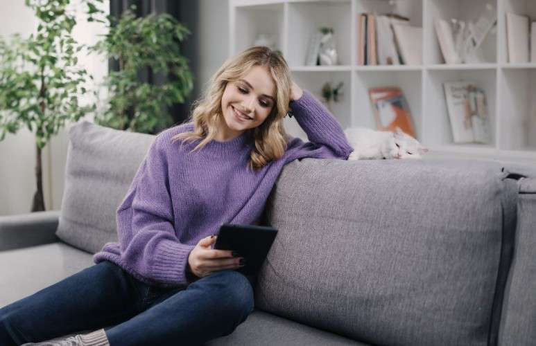 девушка на диване с планшетом