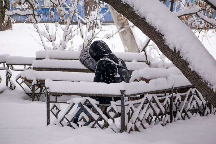 Засыпанный снегом сквер