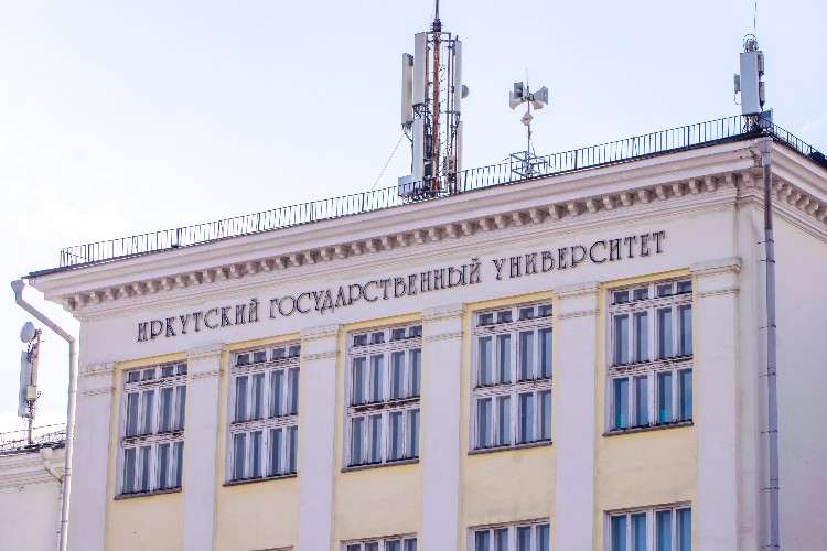 здание иркутского государственного университета, вывеска с названием