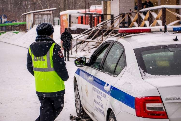 инспектор в форме гаи, служебный автомобиль, снег