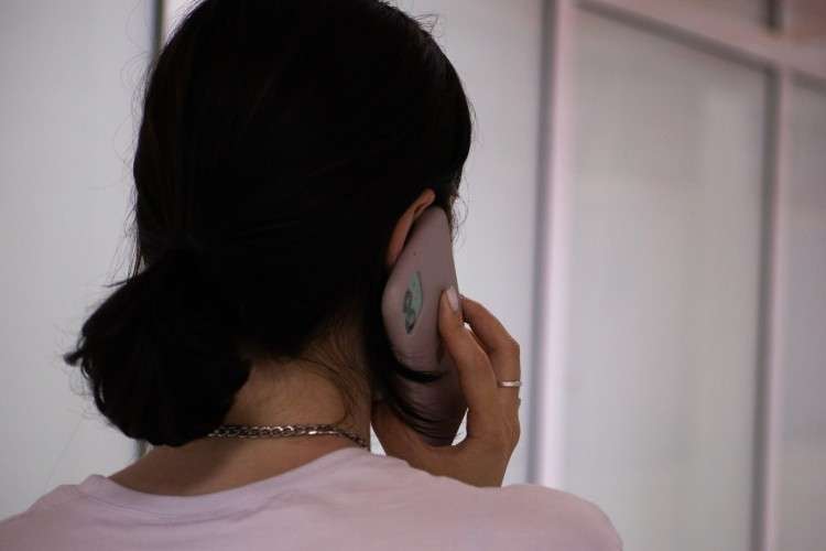 Женщина с телефоном