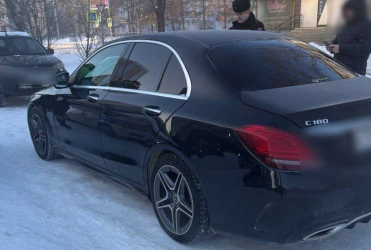 обнаруженный полицией угнанный автомобиль