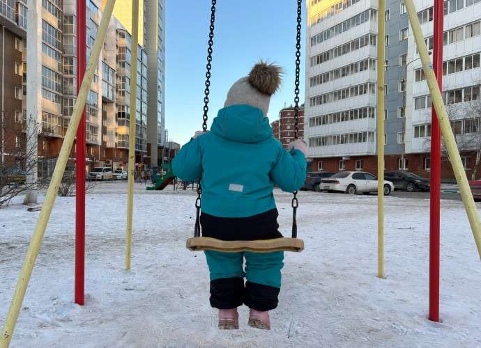 Ребёнок на качеле